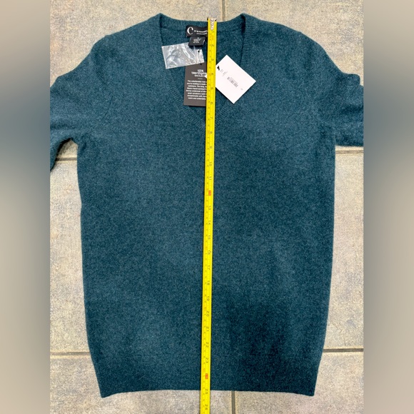 (NWT) Bloomingdale’s 100% Cashmere V Neck Sweater - Picture 8 of 9